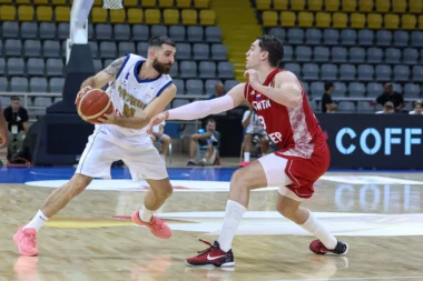 Nikos Stylianou i Mario Hezonja/Foto FIBA