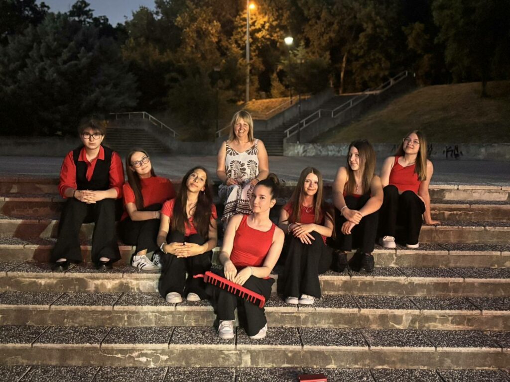 Klara, Deborah, Zara, Tonka, Nadia, Laura i Hana s mentoricom