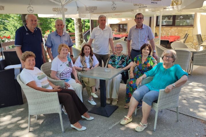 Sjede slijeva: Đurđa Pleše, Tatjana Vujinović, Jagoda Randić, Nada Glad, Nataša Šepelj, Dragica Majnarić, stoje slijeva: Marko Balen, Vitomir Pleše, Branko Kezele i Darko Rački / Foto Nada Glad