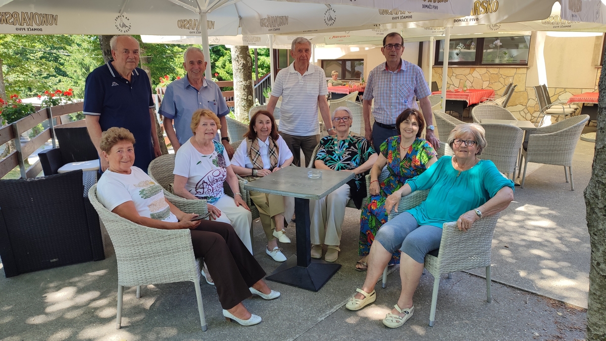 Sjede slijeva: Đurđa Pleše, Tatjana Vujinović, Jagoda Randić, Nada Glad, Nataša Šepelj, Dragica Majnarić, stoje slijeva: Marko Balen, Vitomir Pleše, Branko Kezele i Darko Rački / Foto Nada Glad