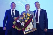 Milan Rončević i Tomislav Klarić uručili su nagradu za životno djelo Miloradu Šepiću / Foto Marko Gracin