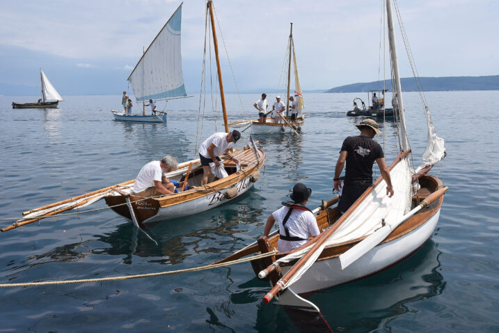 FOTO Smotra tradicijskih barki na jedra: Mošćenička Draga zaplovila u povijest primorskih mjesta