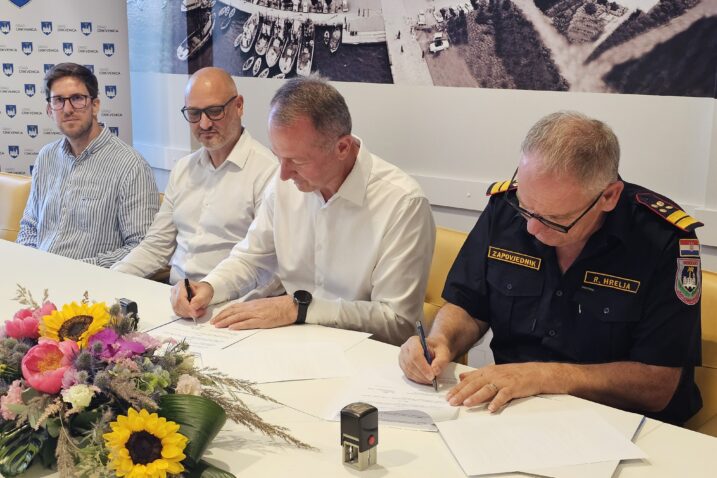 Ugovor su potpisali Robert Hrelja i Goran Žugec / Foto: Grad Crikvenica