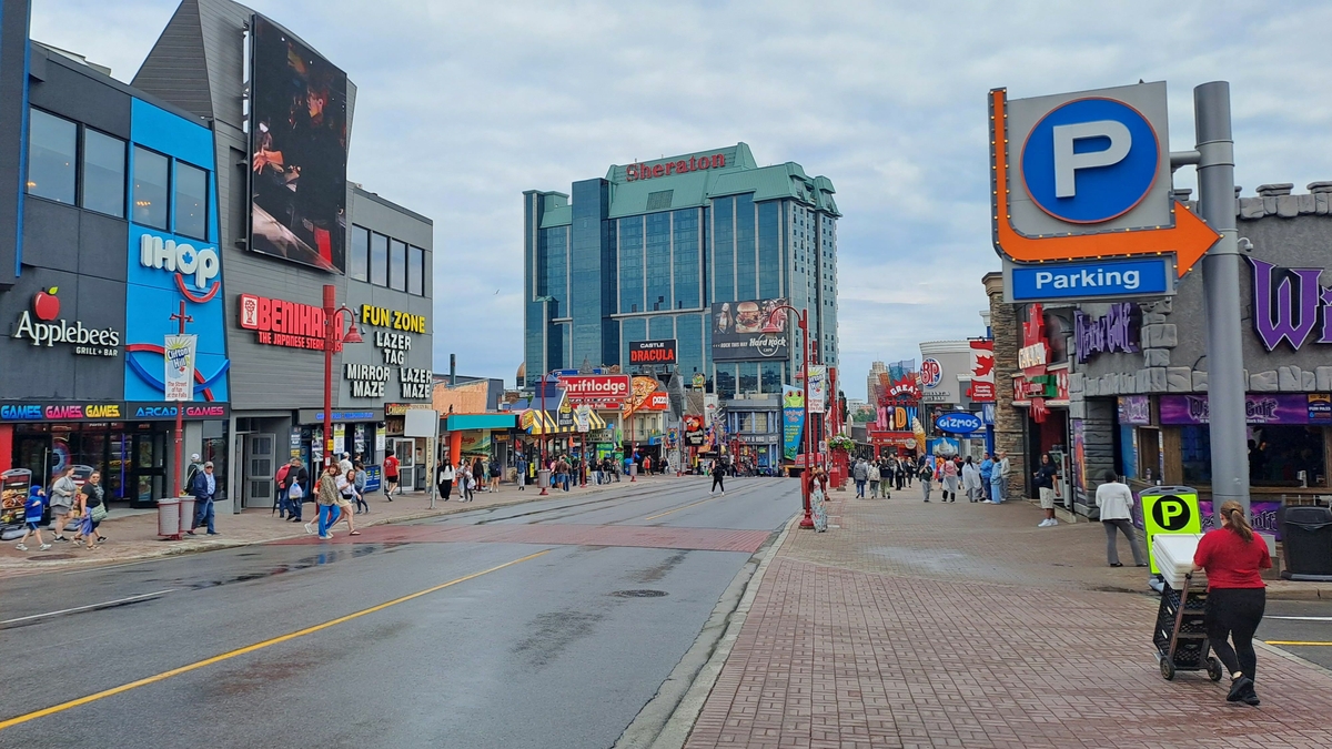 Clifton Hill, nekoliko minuta hoda od slapova, sinonim je za zabavu i turistički život Niagara Fallsa / Foto Edi Prodan