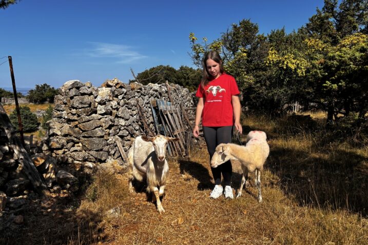 Ona ima 15 godina, svira klavir, kuha, uzgaja vrt i šiša ovce. Upoznajte neobičnu djevojku s Cresa