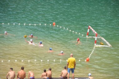 Žestoki vaterpolo okršaji doslovce su zamutili vodu Lokvarskog jezera / Foto Marinko Krmpotić
