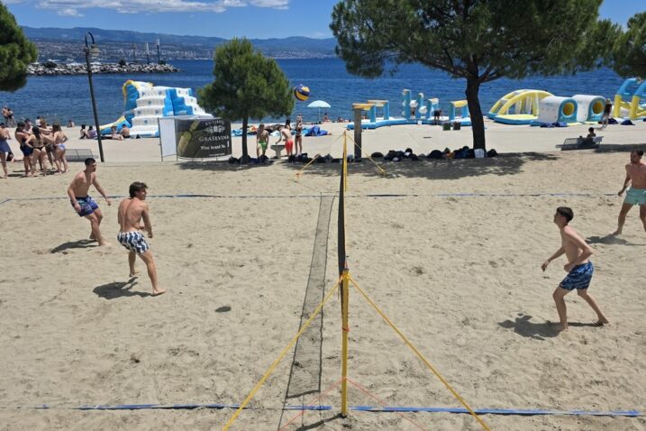 Novo ruho odbojkaškog igrališta na pijesku u Ičićima