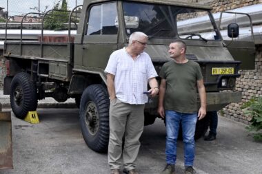 Ravnatelj Muzeja grada Rijeke Mladen Urem i kolekcionar militarije Damir Batistić uz terensko vozilo Torpedo TK 130 T4 4x4 / Foto Marko Gracin