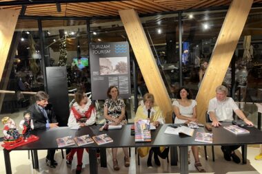 Marija Cerović, četvrta slijeva, s recenzentima te predstavnicima nakladnika i izdavača na predstavljanju knjige / Foto Relja Paškvan