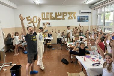 Predavači Miriam Bajčić i Lovro Krsnik sa polaznicima Ljetne škole glagoljice / Foto Relja Paškvan