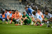RIJEČKI GUŠTI - Aleksa Todorović i Toni Fruk sa suigračima slave pobjedu nad Ircima ispred sjeverne tribine/Foto S. DONDA/HNK RIJEKA
