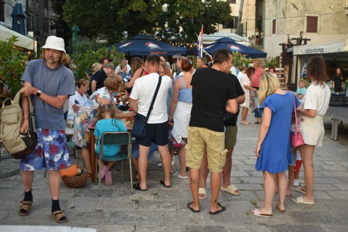 Lička seljačka tržnica održat će se u četvrtak, 23. srpnja, na Baškoj placi u Karlobagu