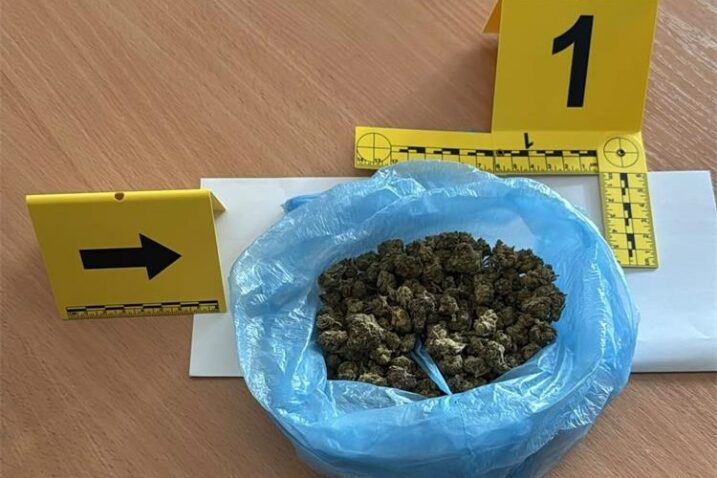 Pao vozač s drogom, bez vozačke dozvole i osobnih dokumenata