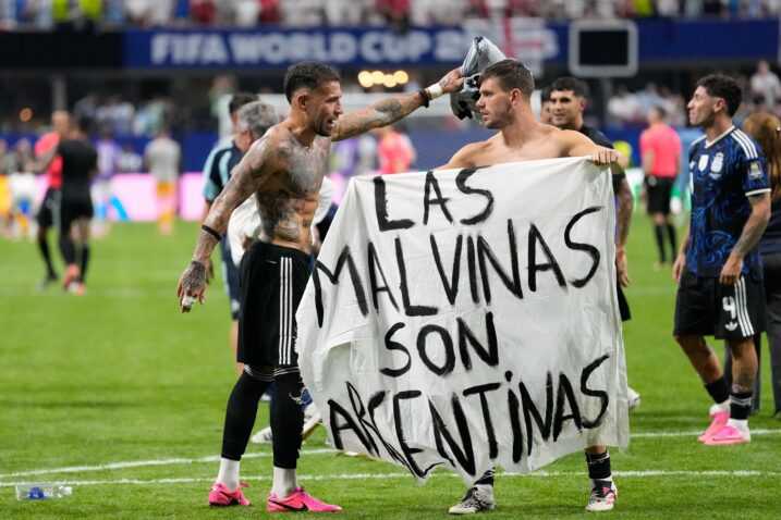 Argentinci su nakon pobjede razvili transparent oko Faklandskih otoka. Engleski mediji najavljuju kaznu FIFA-e