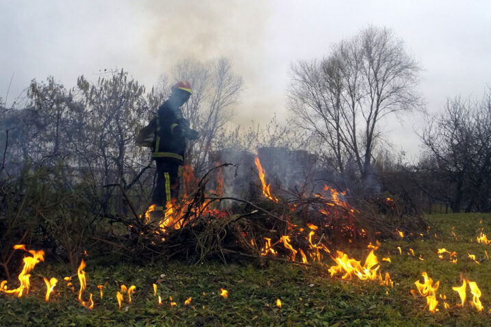 Kobno spaljivanje suhe trave. U predgrađu Karlovca poginuo 77-godišnjak