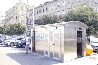 Samočisteći WC na Rivi Boduli dostupan je bez vremenskog ograničenja, ali nije prilagođen osobama s invaliditetom / Foto Ana KRIŽANEC