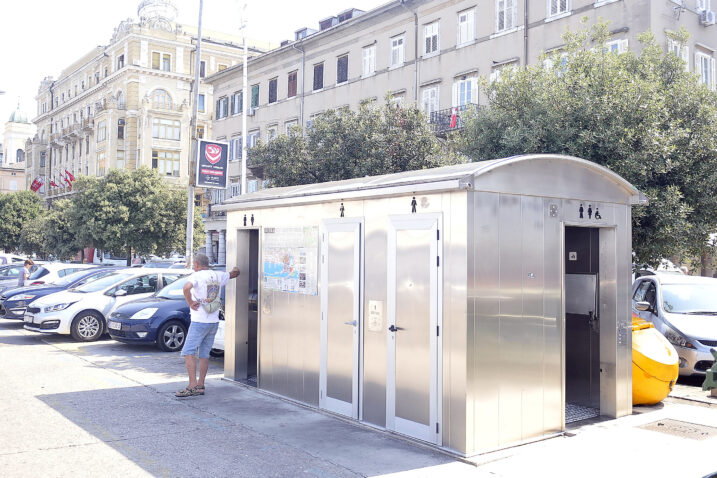 Samočisteći WC na Rivi Boduli dostupan je bez vremenskog ograničenja, ali nije prilagođen osobama s invaliditetom / Foto Ana KRIŽANEC