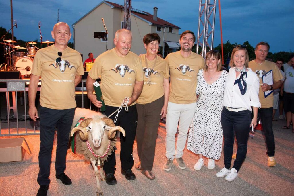 Aldo Velčić sa šampionskim prazom te organizatorima i pokroviteljima manifestacije