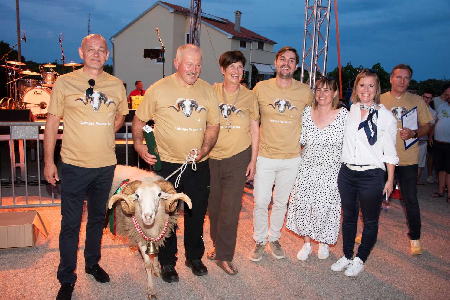 Aldo Velčić sa šampionskim prazom te organizatorima i pokroviteljima manifestacije