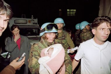 Nizozemska vojnikinja drži Samira Salkića, dvomjesečnu bebu spašenu iz Srebrenice / Foto AP Photo/Rikard Larma