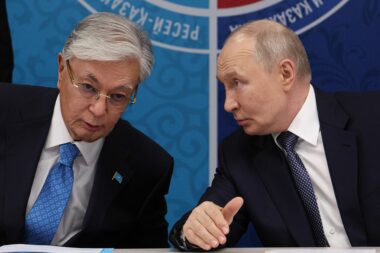 Kazahstanski predsjednik Kasim-Žomart Tokajev i ruski predsjednik Vladimir Putin / Photo by Vyacheslav PROKOFYEV / POOL / AFP