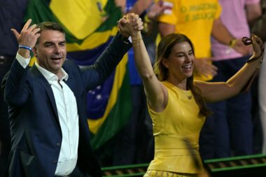 Flavio Bolsonaro i Fernanda Bolsonaro / (Photo by Nelson ALMEIDA / AFP)