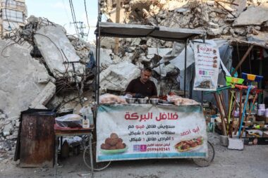 Palestinski trgovac za svojim štandom usred potpuno uništene Gaze / Foto Omar AL-QATTAA / AFP