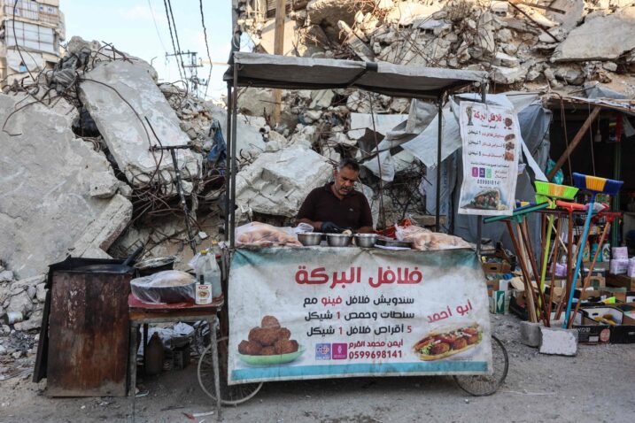 Palestinski trgovac za svojim štandom usred potpuno uništene Gaze / Foto Omar AL-QATTAA / AFP