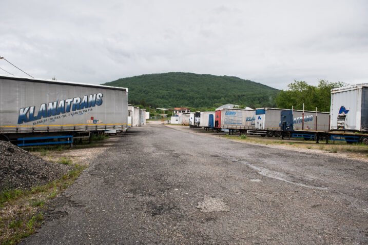 Zemljište u Rupi služilo je kao parkiralište za šlepere Klanatransa / Foto Nikola Blagojević