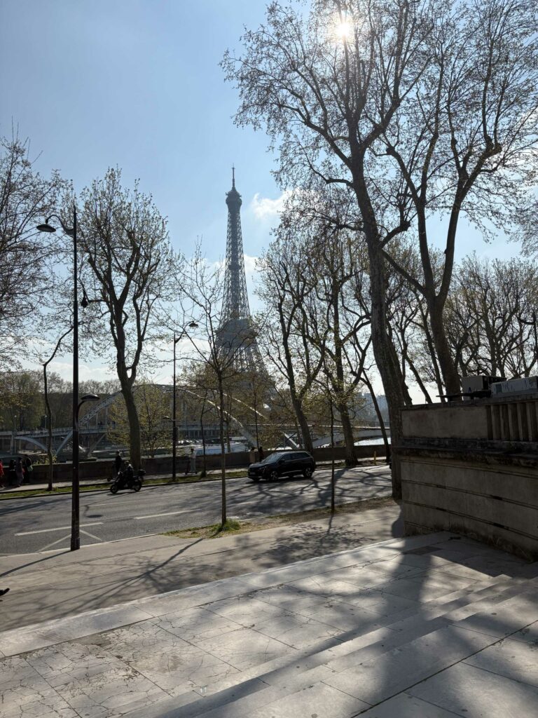 S terase Palais de Tokyo pruža se sjajan panoramski pogled na toranj: nije riječ samo o turističkoj razglednici, nego o pažljivo režiranu dijalogu dvaju pariških spomenika modernosti / Foto: Sandra Uskoković