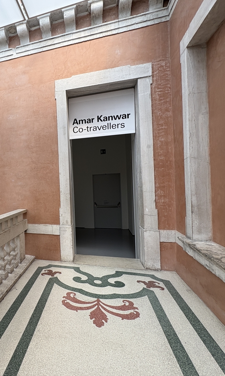 Na drugom katu indijski umjetnik Amar Kanwar predstavlja izložbu Co-travellers, koja kroz dva velika djela nastala u razmaku od dvadesetak godina istražuje moć, otpor i pravdu, spajajući političko svjedočanstvo s poetskim izrazom / Foto Sandra Uskoković