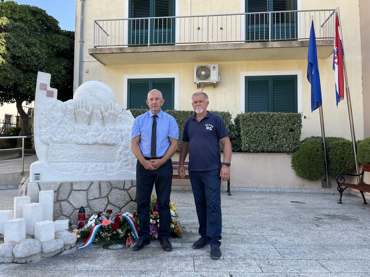 Miljenko Balen i Goran Frgačić kod spomenika u Baški / Foto Relja Paškvan