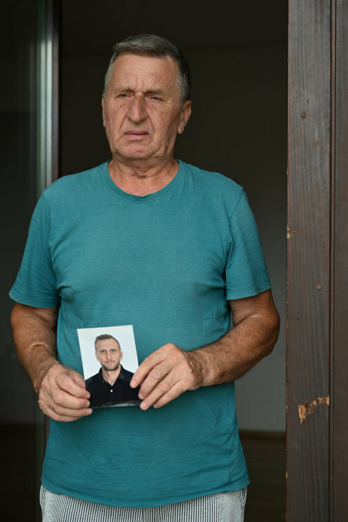 Agan Vejzović s fotografijom sina Denisa / Foto Ana KRIŽANEC