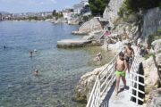 Plaže na Pećinama ovog su ljeta u fokusu zbog drugih stvari, ali je more izvrsno za kupanje / Foto Marko Gracin