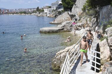 Plaže na Pećinama ovog su ljeta u fokusu zbog drugih stvari, ali je more izvrsno za kupanje / Foto Marko Gracin