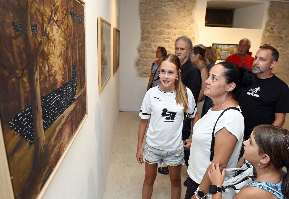 Autor zadržava tragove, potpise te povijest svjetova u koje intervenira