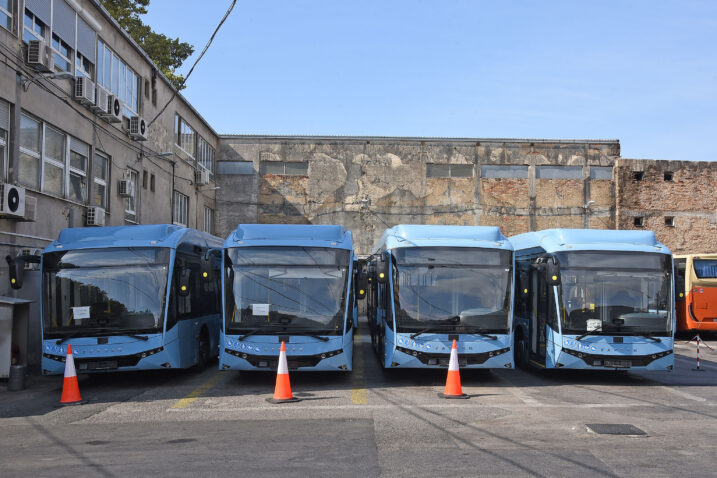 Do izgradnje punionice na Školjiću, novi električni autobusi punit će se mobilnim punjačima / Foto Dean MICULINIĆ