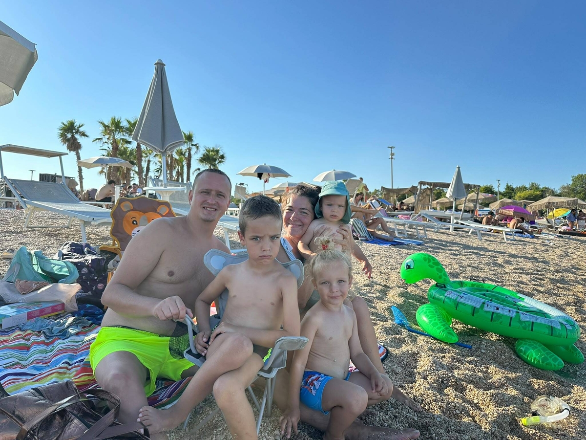 Borjan sa suprogom Mirjanom i njihovo troje djece / Foto Relja Pa&scaron;kvan