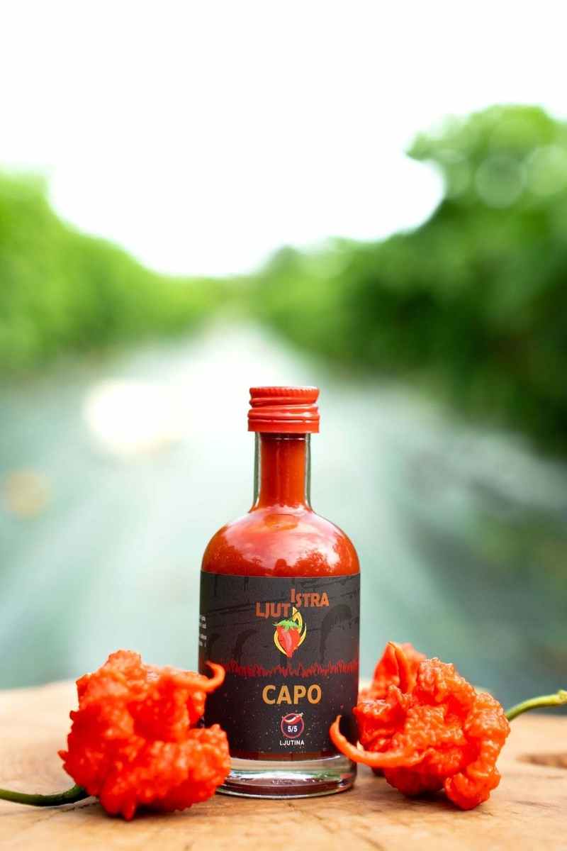 Capo je fermentirani ljuti umak od Caroline Reaper, jedne od najljućih čili papričica na svijetu