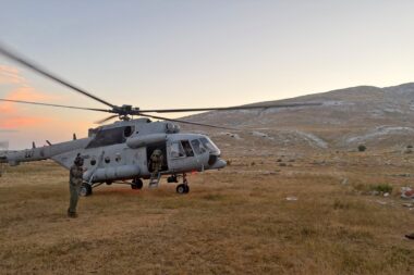 Vojni piloti HRZ-a u akciji na Dinari: Ozlijeđeni Nijemac prevezen u Knin / Foto HRZ