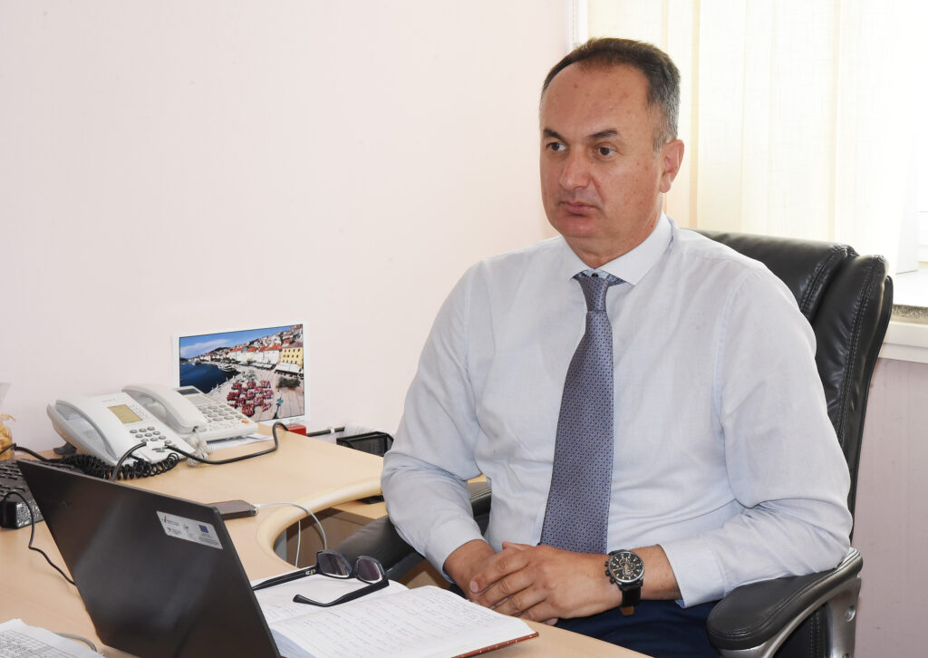RIJEKA, 13. 05. 2022. RIJEKA<br />ELEKTRO SKOLA GOSTI IZ NJEMACKE, NAJBOLJI UCENICI, BIVSI UCENICI....SVE PISE I ZNA INGRID<br /> NA FOTO: RAVNATELJ<br /> SNIMIO : SERGEJ DRECHSLER