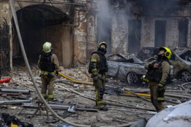 Ukrajinski vatrogasci gase požar u Odesi nakon ruskog napada / Foto Oleksandr GIMANOV / AFP