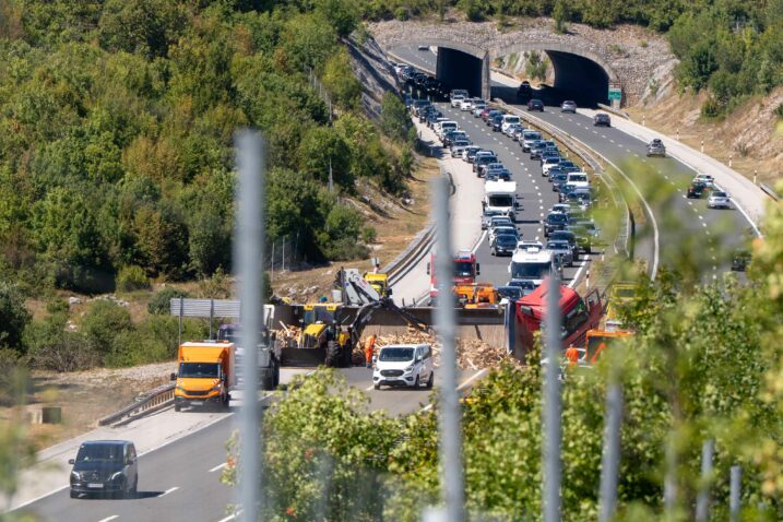 Prevrnuti kamion na 167. kilometru / Foto Hrvoje Kostelac / Pixsell