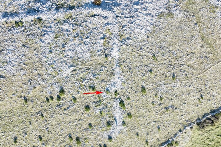 Ulaz na jugoistočnom zidu sa zakrivljenim produžetkom clavicula / Screenshot Google Earth