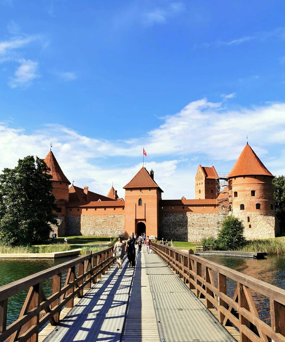 Dvorac Trakai, nekadašnje važno središte Velike Kneževine Litve, spektakularno smješten na otoku usred jezera