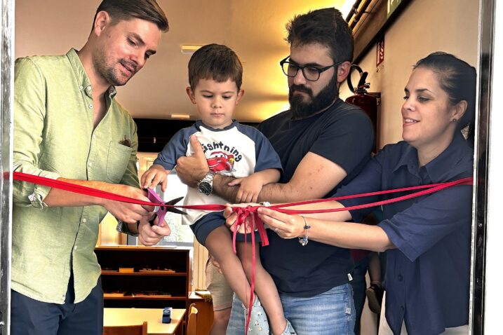 Gradonačelnik Marin Gregorović, Piero i Matej Salković i ravnateljica Mirjana Koljevina / Foto W. SALKOVIĆ