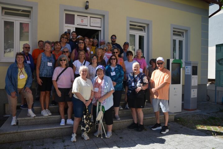 Zajednička fotografija ispred Interpretativnog centra u Crnom Lugu / Foto Marinko Krmpotić