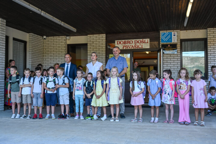 Doček prvašića u OŠ Dr. Josipa Pančića u Bribiru. Ravnatelj OŠ Goran Matić, načelnik Vinodolske općine Daniel Grbić, učiteljica Mirta Krušić i prvašići / Foto Claudia Bošković