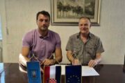 Ugovor su potpisali novljanski gradonačelnik Tomislav Cvitković i direktor tvrtke Citadela Marinko Kučan / Foto: Grad Novi Vinodolski