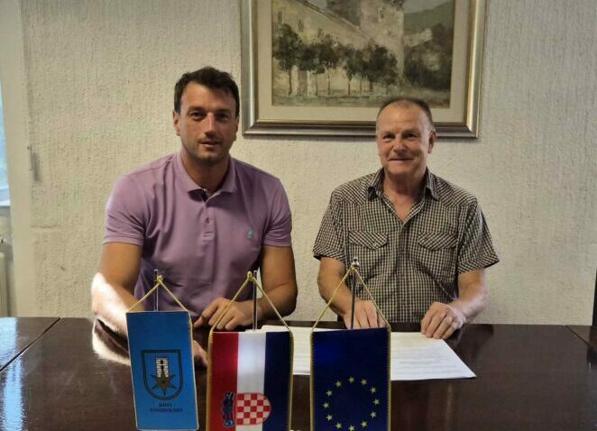 Ugovor su potpisali novljanski gradonačelnik Tomislav Cvitković i direktor tvrtke Citadela Marinko Kučan / Foto: Grad Novi Vinodolski